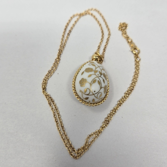 Vintage Franklin Mint Flowers Of Spring Bisque Easter Egg Necklace 12k Chain - Picture 3 of 6